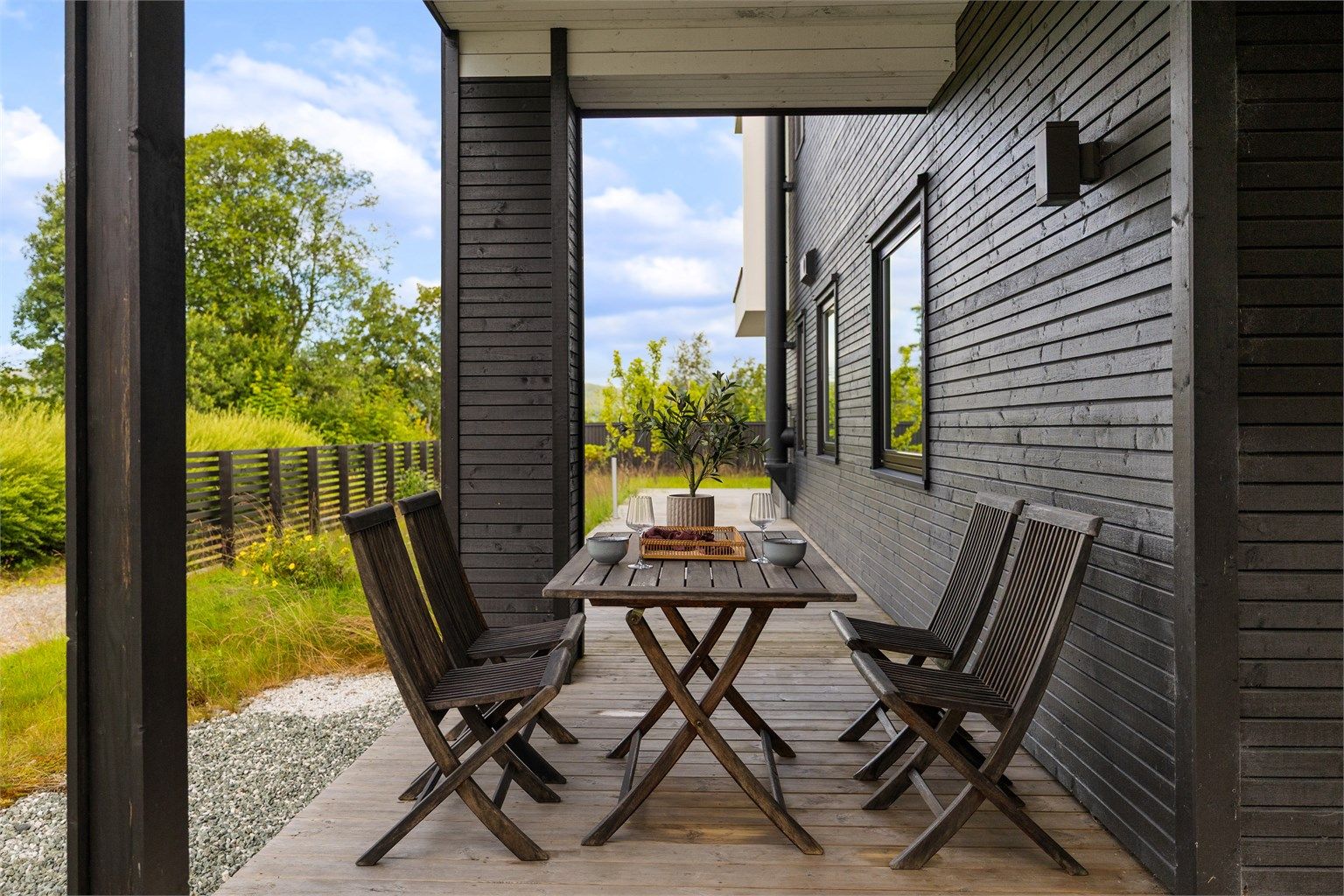 God plass til sittegruppe under tak.