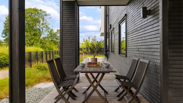God plass til sittegruppe under tak.