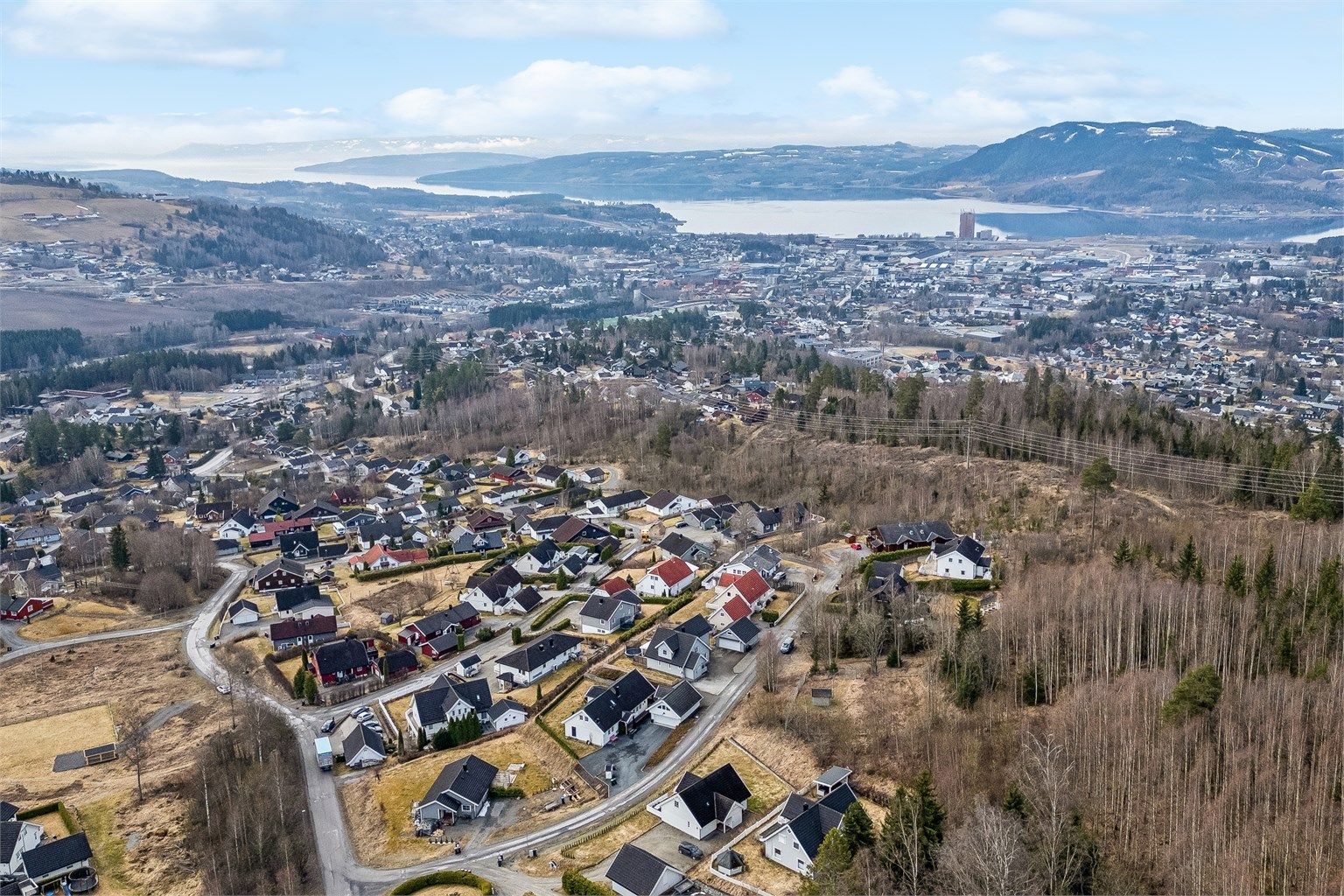 Ungdomsskole og videregående skole ligger nærmere Brumunddal sentrum, omtrent 3 km unna, hvor du også finner idrettshall og Sveum idrettspark med gode fasiliteter for både fotball og friidrett.