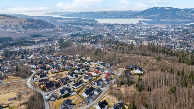 Ungdomsskole og videregående skole ligger nærmere Brumunddal sentrum, omtrent 3 km unna, hvor du også finner idrettshall og Sveum idrettspark med gode fasiliteter for både fotball og friidrett.