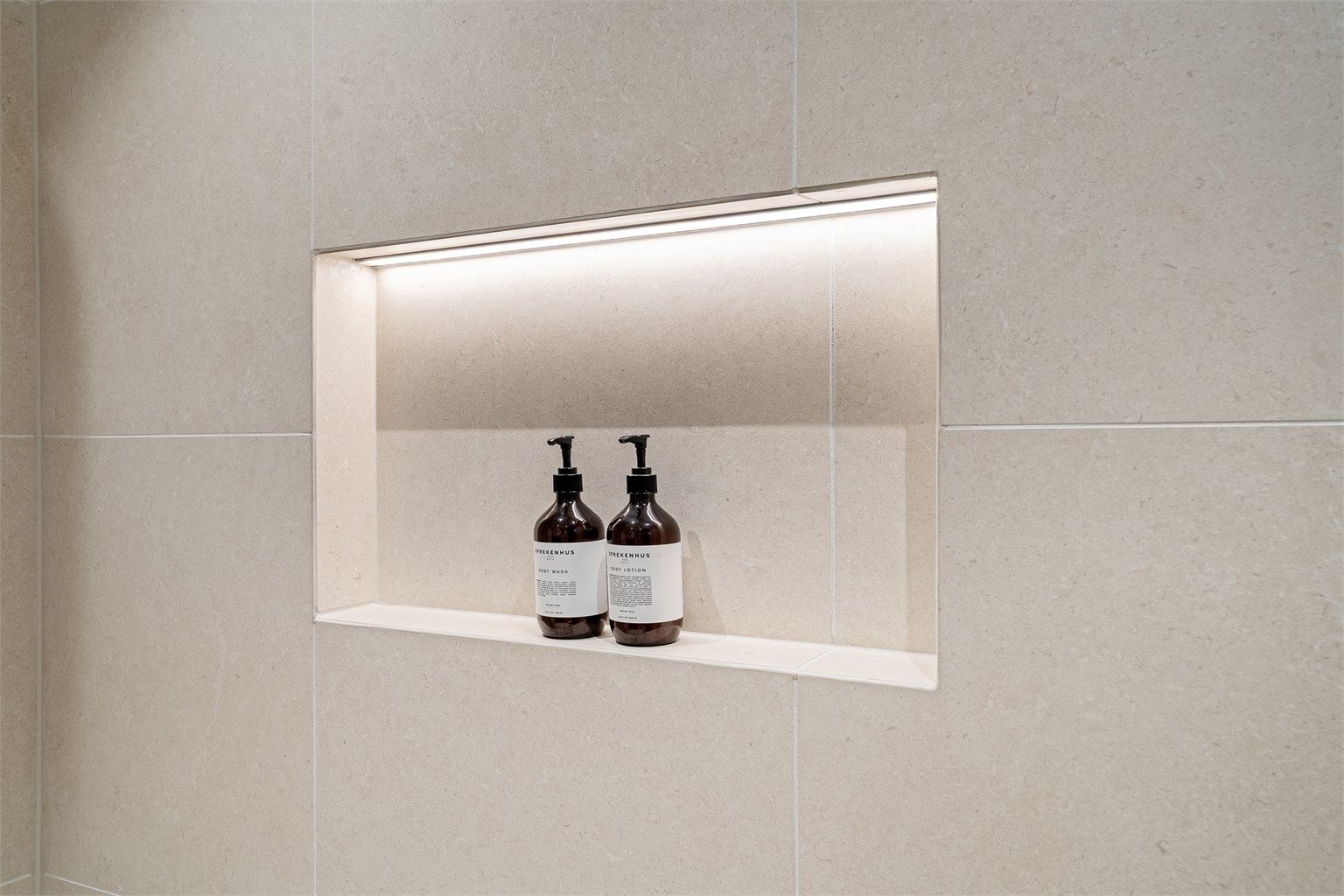 Detaljbilde av hylle/nisje i dusjen