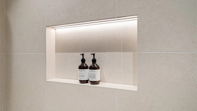 Detaljbilde av hylle/nisje i dusjen