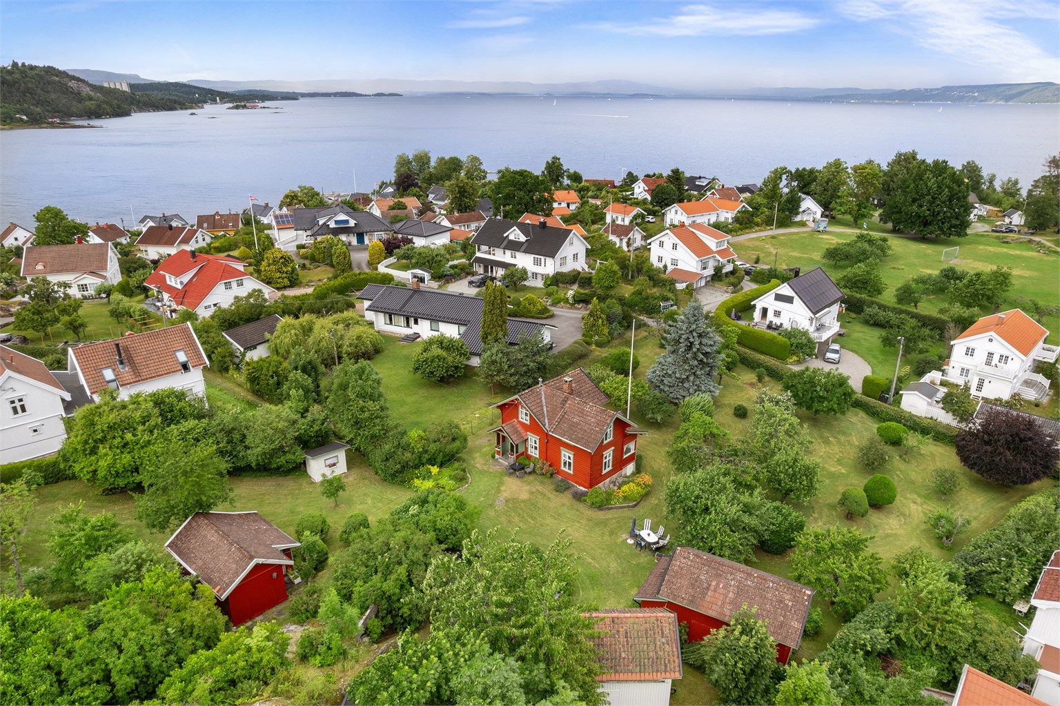 Fra eiendommen er det gangavstand til sjøen og flotte turområder.