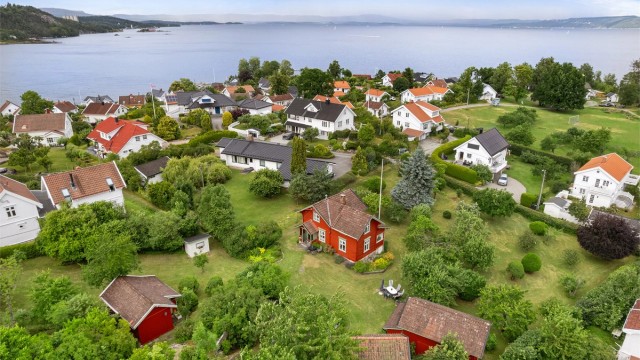 Fra eiendommen er det gangavstand til sjøen og flotte turområder.