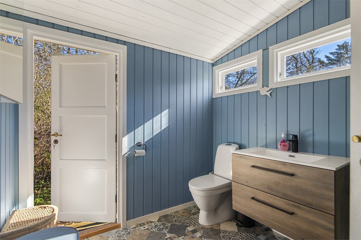 Badet ble oppgradert i 2020. Hytta har innlagt kommunalt vann og avløp (tilrettelagt for sommervann). Badet er utstyrt med dusjkabinett med dusj, innredning og gulvstående toalett.