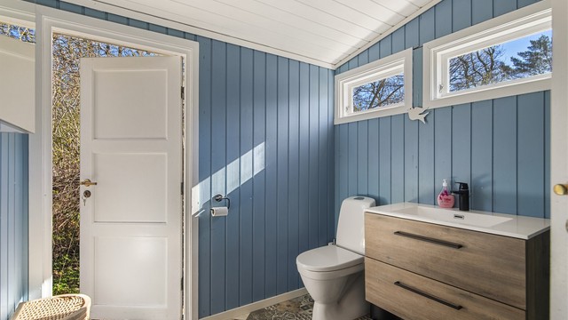 Badet ble oppgradert i 2020. Hytta har innlagt kommunalt vann og avløp (tilrettelagt for sommervann). Badet er utstyrt med dusjkabinett med dusj, innredning og gulvstående toalett.