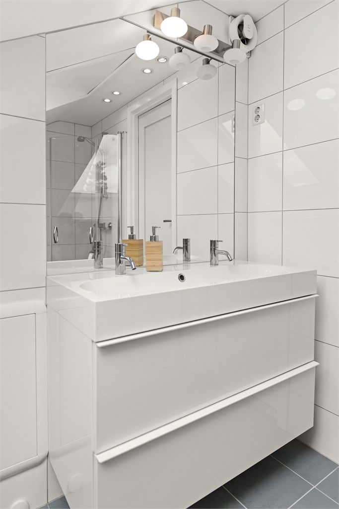 Vegghengt servantinnredning med slette skuffefronter gir et rent uttrykk.