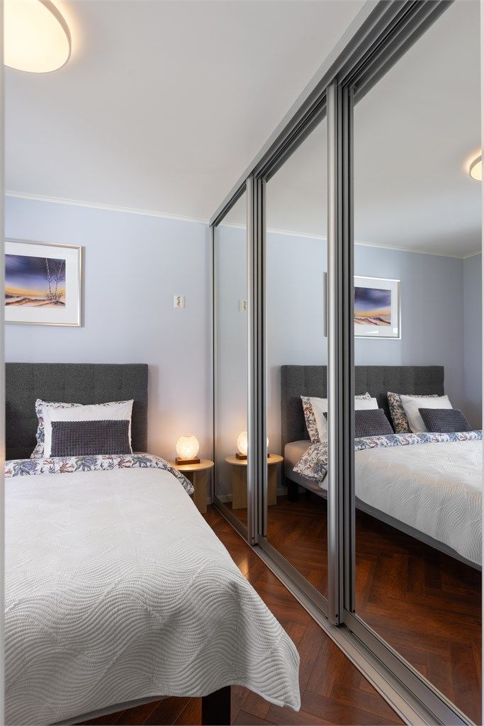 Meget god oppbevaringsplass i stor skyvedørsgarderobe