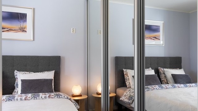 Meget god oppbevaringsplass i stor skyvedørsgarderobe