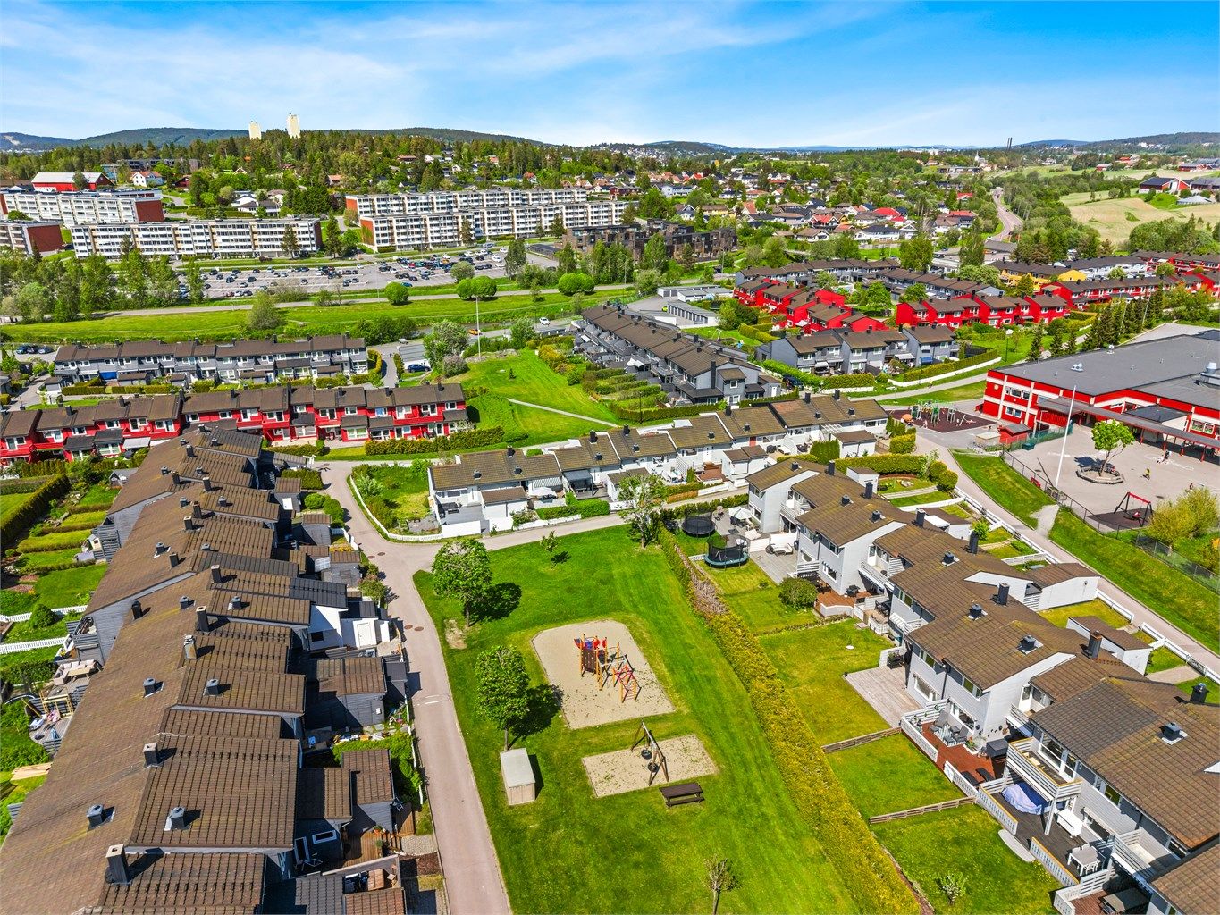 Eiendommen ligger i et attraktivt og familievennlig område med gode fellesområder og kort vei til daglige servicetilbud.