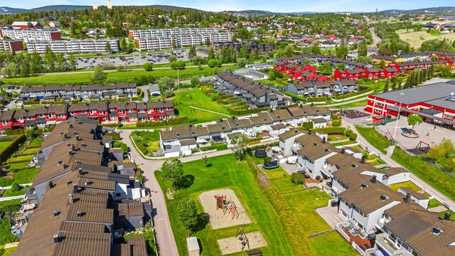 Eiendommen ligger i et attraktivt og familievennlig område med gode fellesområder og kort vei til daglige servicetilbud.