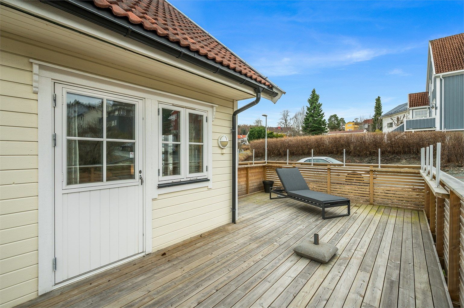 Terrassen har god plass til utemøbler og legger til rette for hyggelige måltider og avslappende dager utendørs.