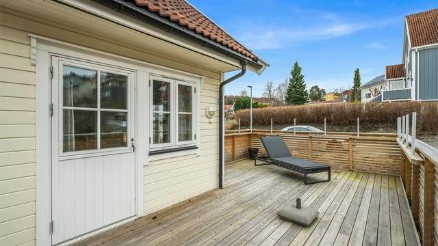 Terrassen har god plass til utemøbler og legger til rette for hyggelige måltider og avslappende dager utendørs.