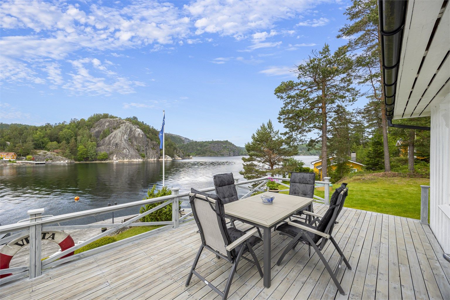 Det er rikelig med plass til utemøbler på den store terrassen.