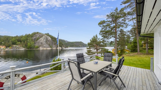 Det er rikelig med plass til utemøbler på den store terrassen.