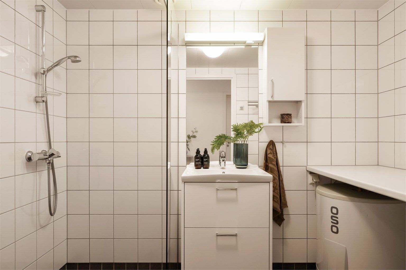 Baderom på 4,7 m2 med nytt servantskap og blandebatteri fra 2025.