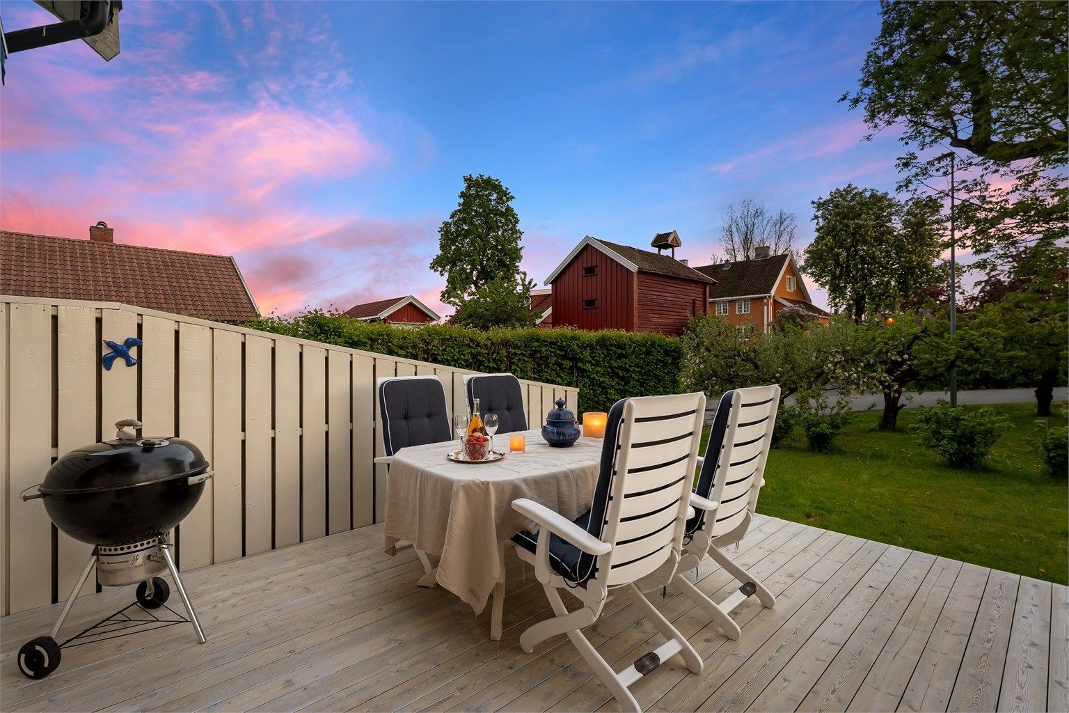 Utsikt fra terrassen mot hagen og nærområdet.