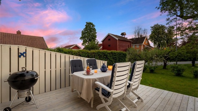 Utsikt fra terrassen mot hagen og nærområdet.
