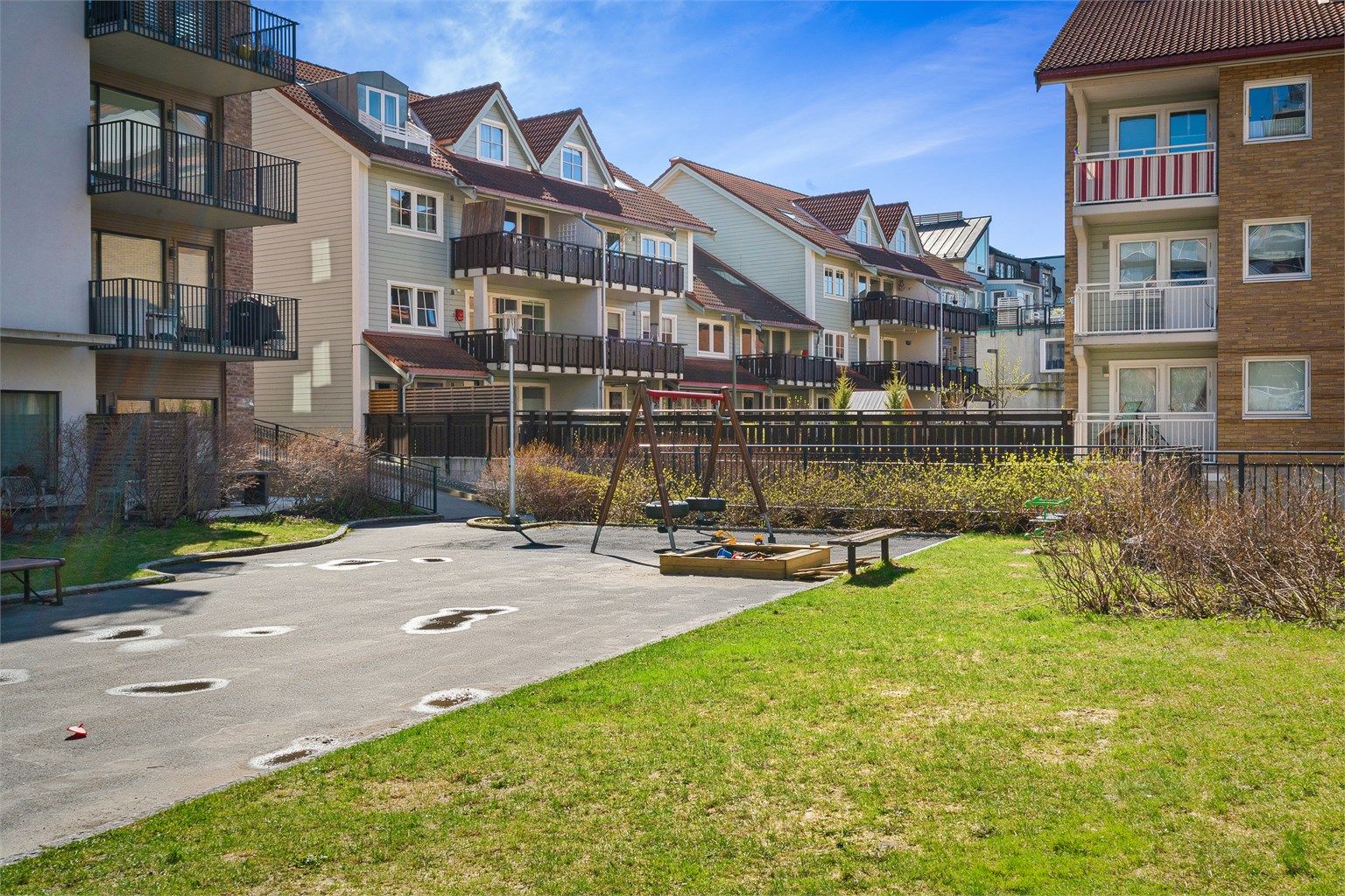 På fellesområdet er det også en lekeplass med sandkasse som nylig ble oppgradert på dugnad.