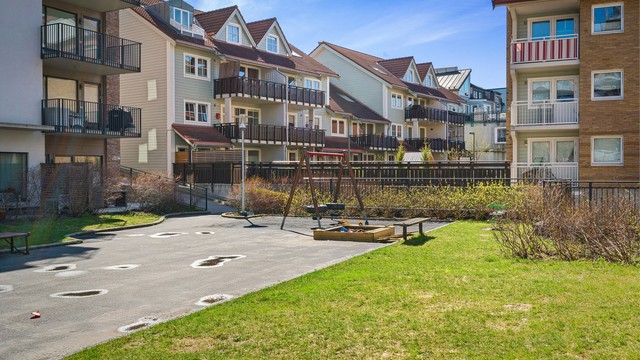 På fellesområdet er det også en lekeplass med sandkasse som nylig ble oppgradert på dugnad.