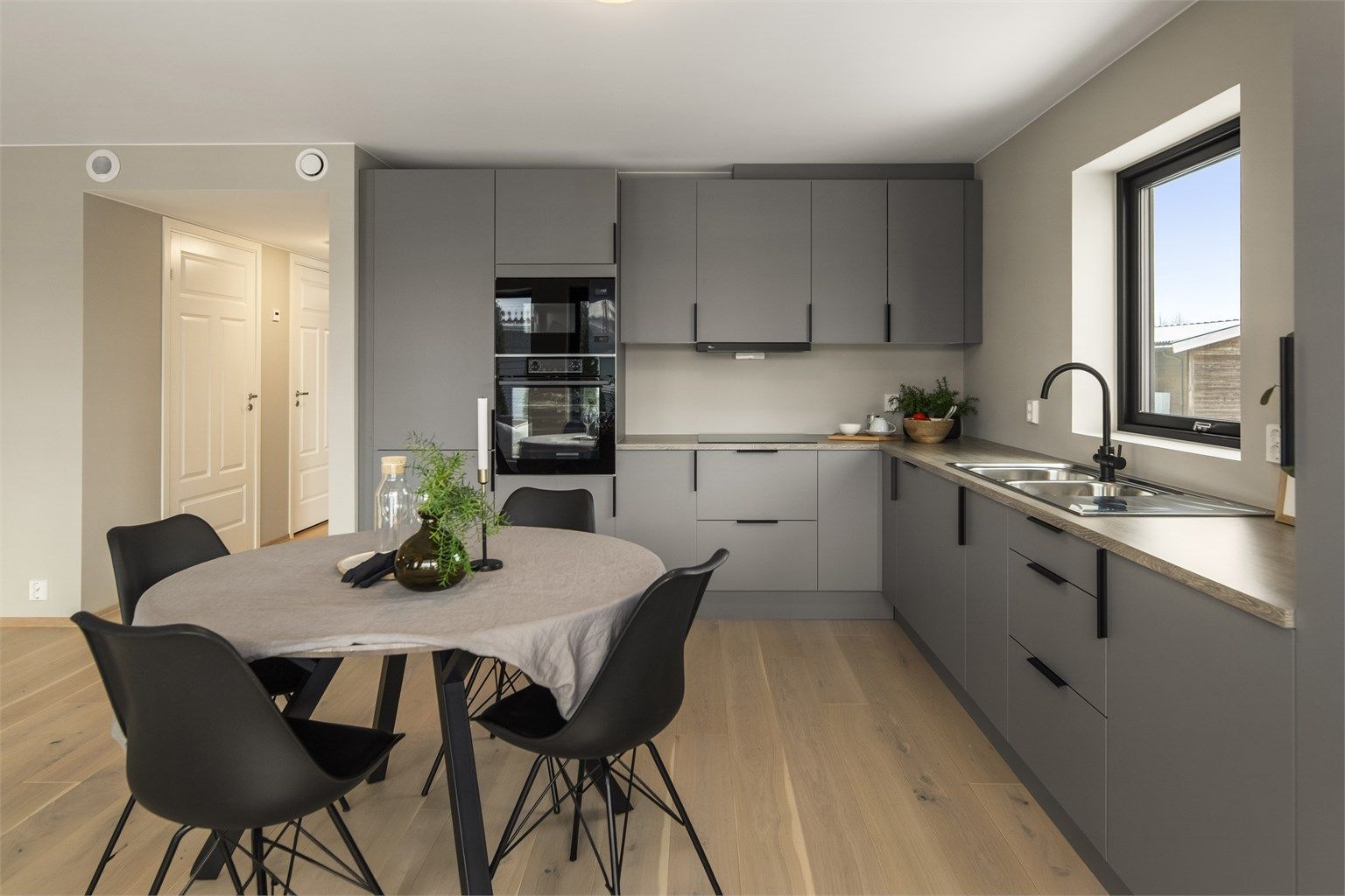 Bygget ihht TEK17 med balansert ventilasjon, varmekabler/folie og vedovn i stuen