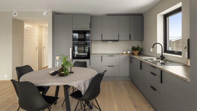 Bygget ihht TEK17 med balansert ventilasjon, varmekabler/folie og vedovn i stuen
