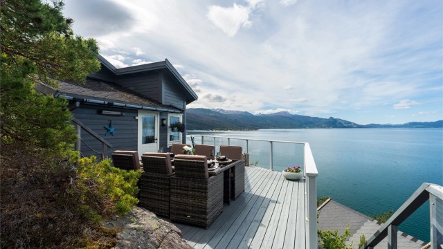 - Her får man en vidstrakt panorama utsikt over Hardangerfjorden omkranset av sine majestetiske fjell -