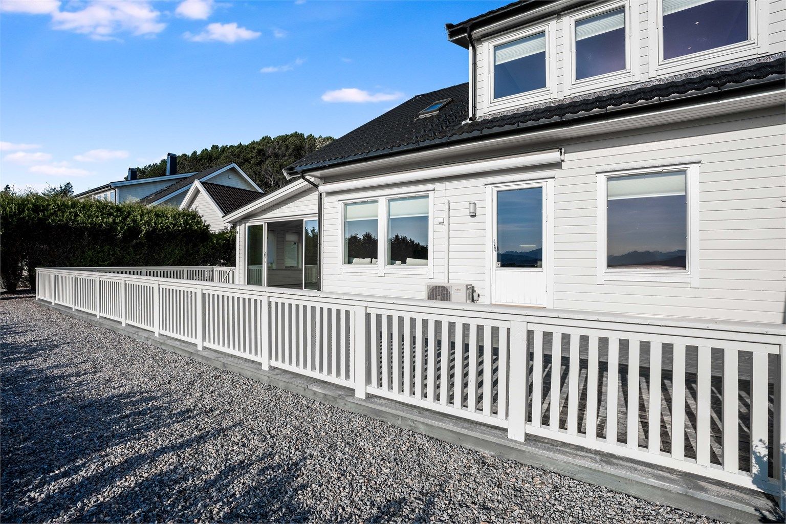 Fasade og terrasse