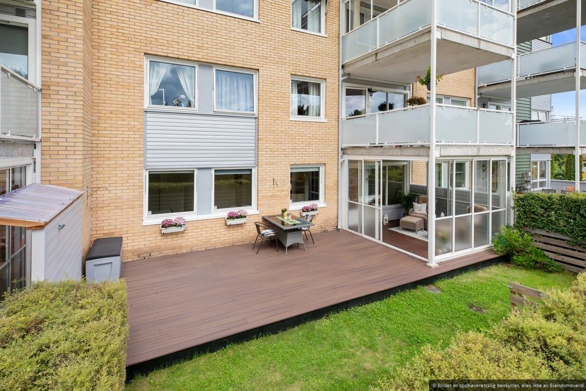 Leiligheten har en stor, privat uteplass med en innglasset vinterhage og en terrasse på 25 kvm.
