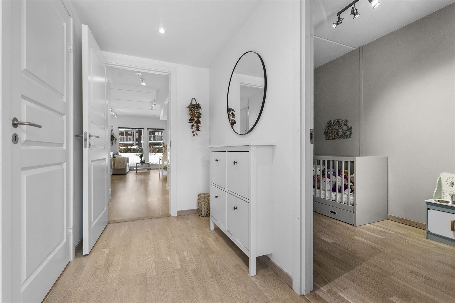 Fra entreen er det enkel tilgang til leilighetens to soverom og bad.