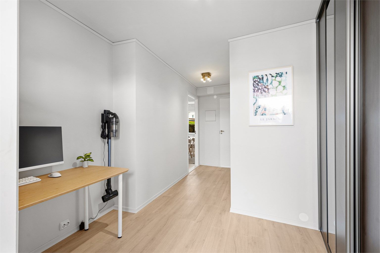 I gangen er det plass til et kontor også 