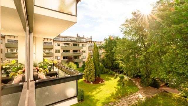 Leiligheten vender i sin helhet mot pent opparbeidede fellesarealer, skjermet fra støy og innsyn.