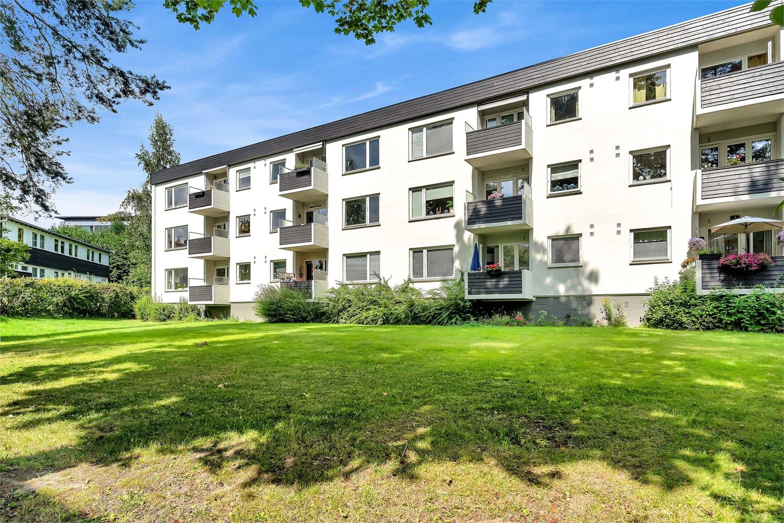 Her bor du rolig og tilbaketrukket, samtidig som du har kort vei til kollektivtransport, butikker og flotte turområder.