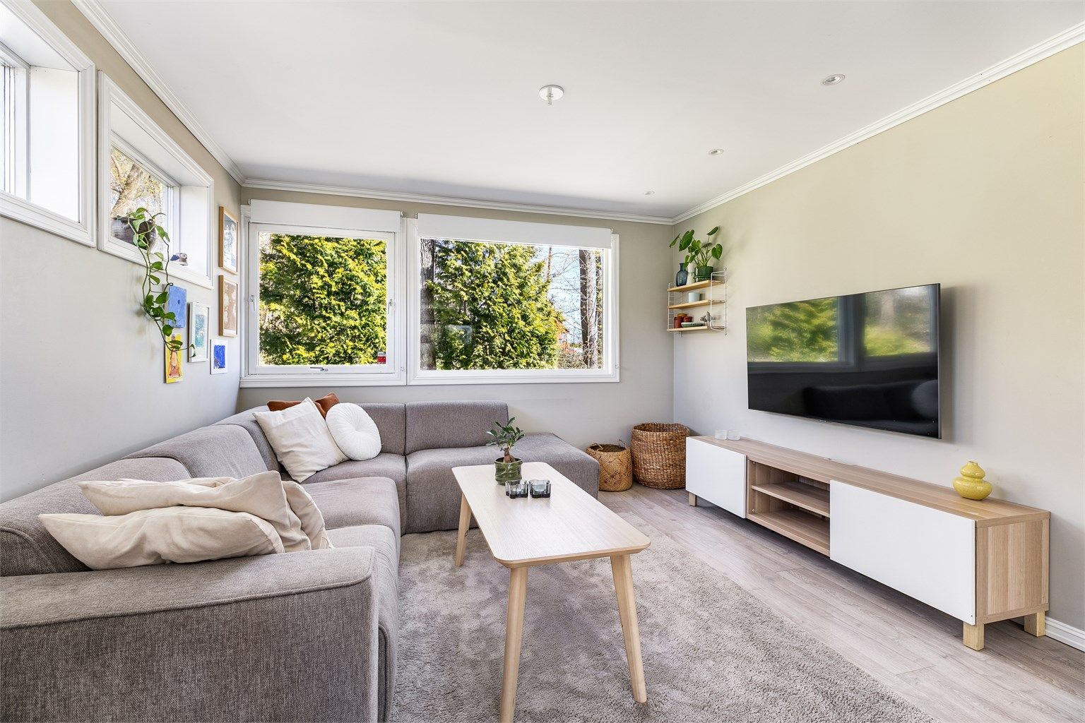 Boligens elektriske anlegg ble også oppgradert i 2020. Spotter er innfelt i himlingene i de fleste rom i første etasje.