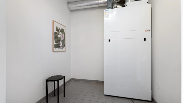 God plass til alt man måtte ønske å "gjemme unna" i romslig bod med direkte adkomst fra entré
