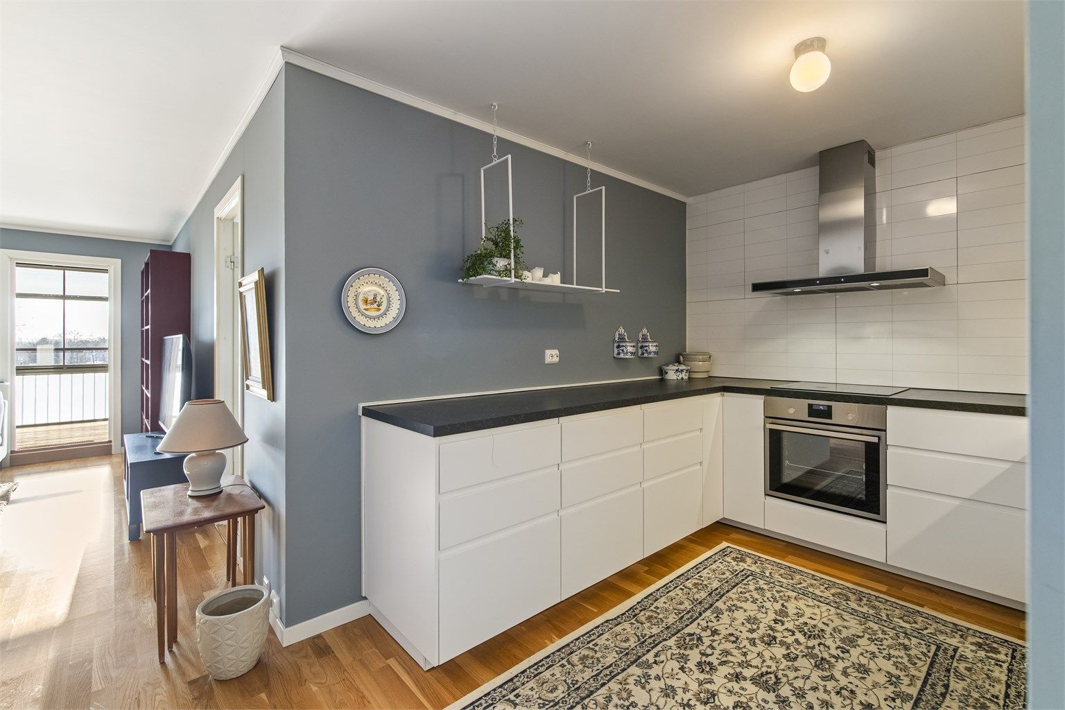 Innredningen er moderne og delikat i lys utførelse. Det er rikelig med skap- og benkeplass. Flisplater er montert på veggen over benkeplaten.