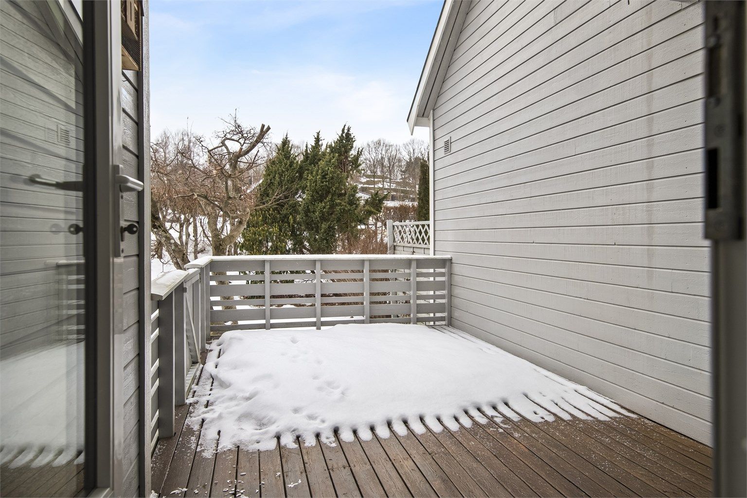 Skjermet veranda med god plass til utemøblement