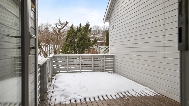 Skjermet veranda med god plass til utemøblement