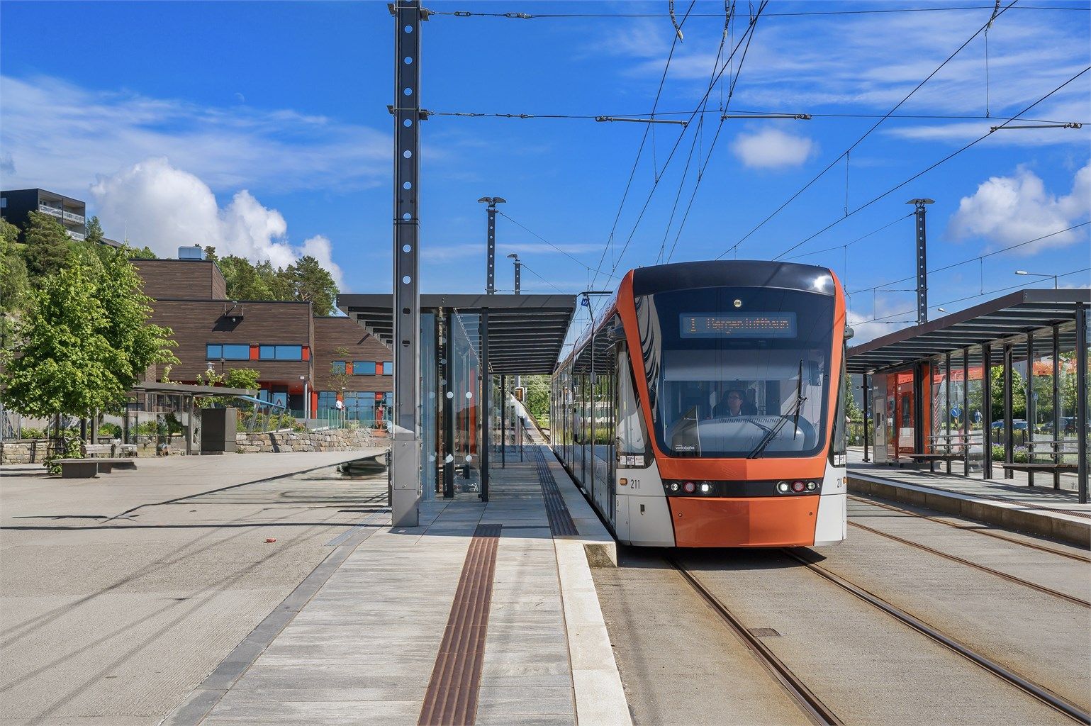 Kollektivtilbudet er utmerket med både buss og bybane like ved. 