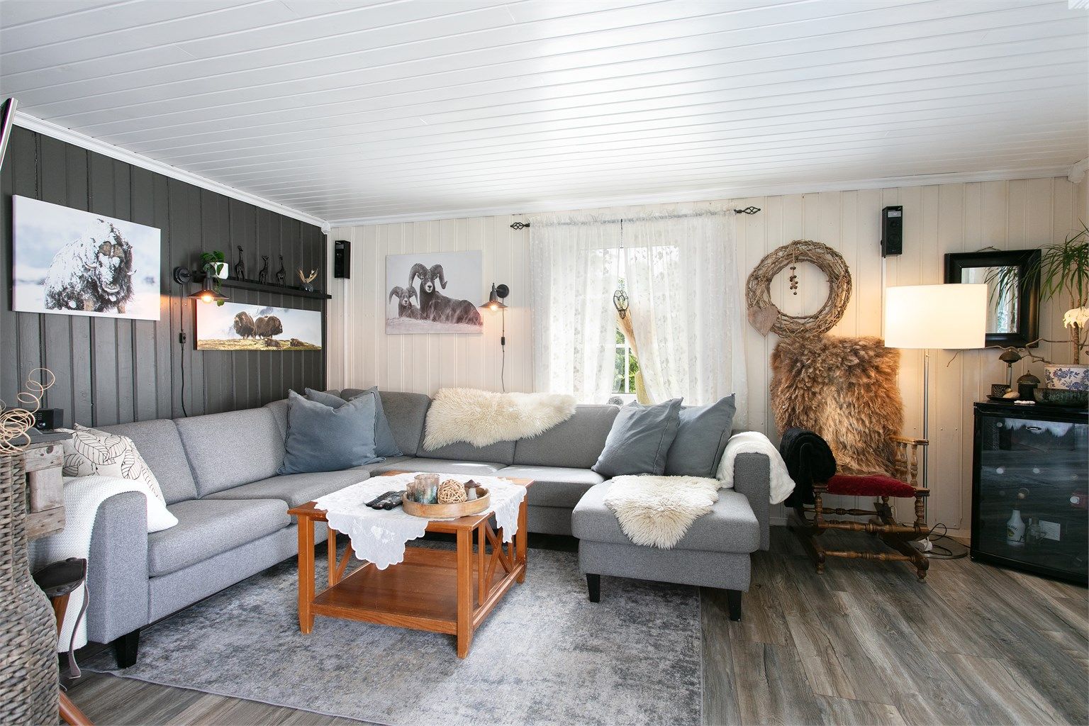 Stuen i første etasje har god plass til en stor sofagruppe.