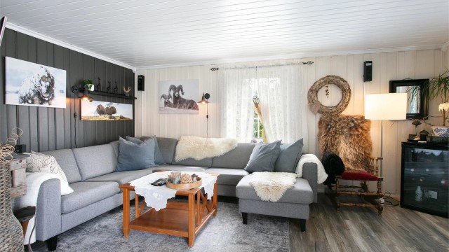 Stuen i første etasje har god plass til en stor sofagruppe.