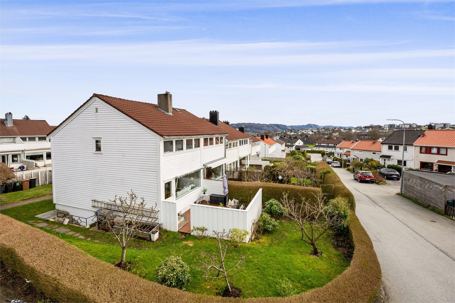 Boligen ligger i et barnevennlig området bestående av lik bebyggelse. Boligen ligger som endehus og har en solrik, vestvendt terrasse.  Det er også hageområdet utenfor boligen, som deles med tre andre naboer. 