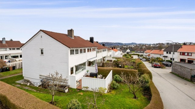 Boligen ligger i et barnevennlig området bestående av lik bebyggelse. Boligen ligger som endehus og har en solrik, vestvendt terrasse. Det er også hageområdet utenfor boligen, som deles med tre andre naboer.