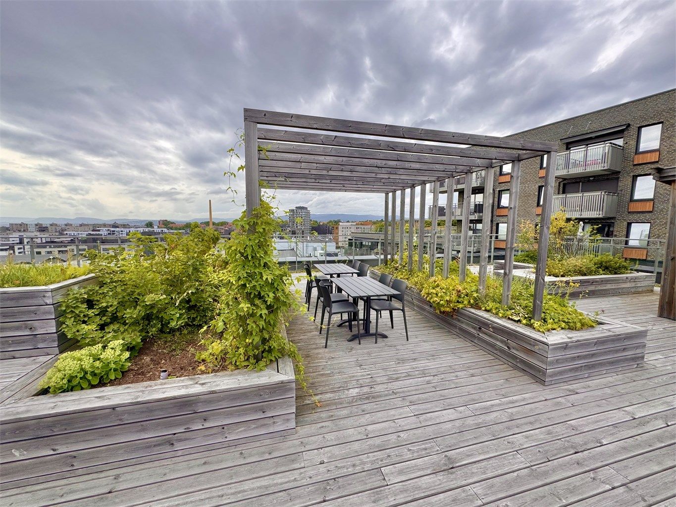 Borettslagets pent opparbeide felles, takterrasse er pent opparbeidet med plantekasser og sittegrupper. 