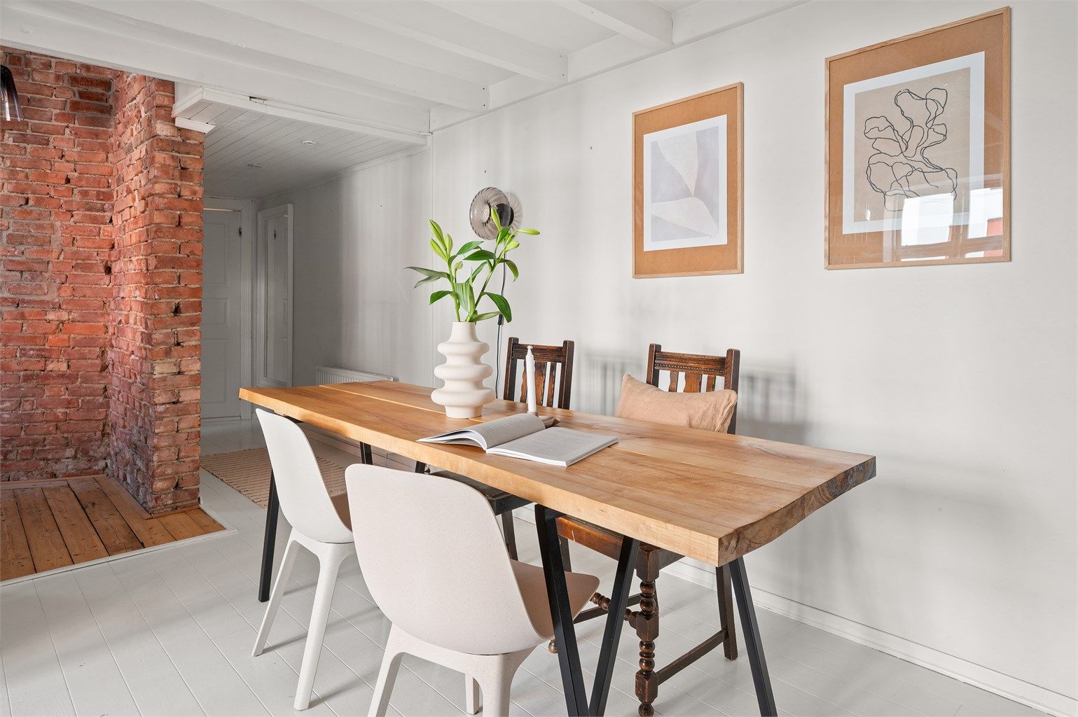 God plass til å samle familie og venner på middag. Legg merke til de sjarmerende detaljene som eksponert teglstein.
