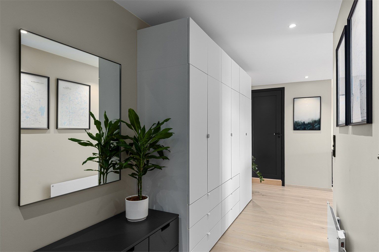 Romslig entré med svært god oppbevaringsplass for yttertøy i stort garderobeskap. Det er varmefolie i gangen. 