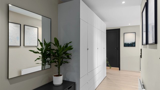 Romslig entré med svært god oppbevaringsplass for yttertøy i stort garderobeskap. Det er varmefolie i gangen.