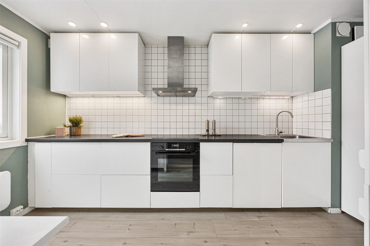 Moderne IKEA-kjøkken fra 2013 med glatte fronter og laminat benkeplate.