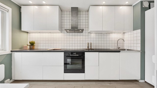 Moderne IKEA-kjøkken fra 2013 med glatte fronter og laminat benkeplate.