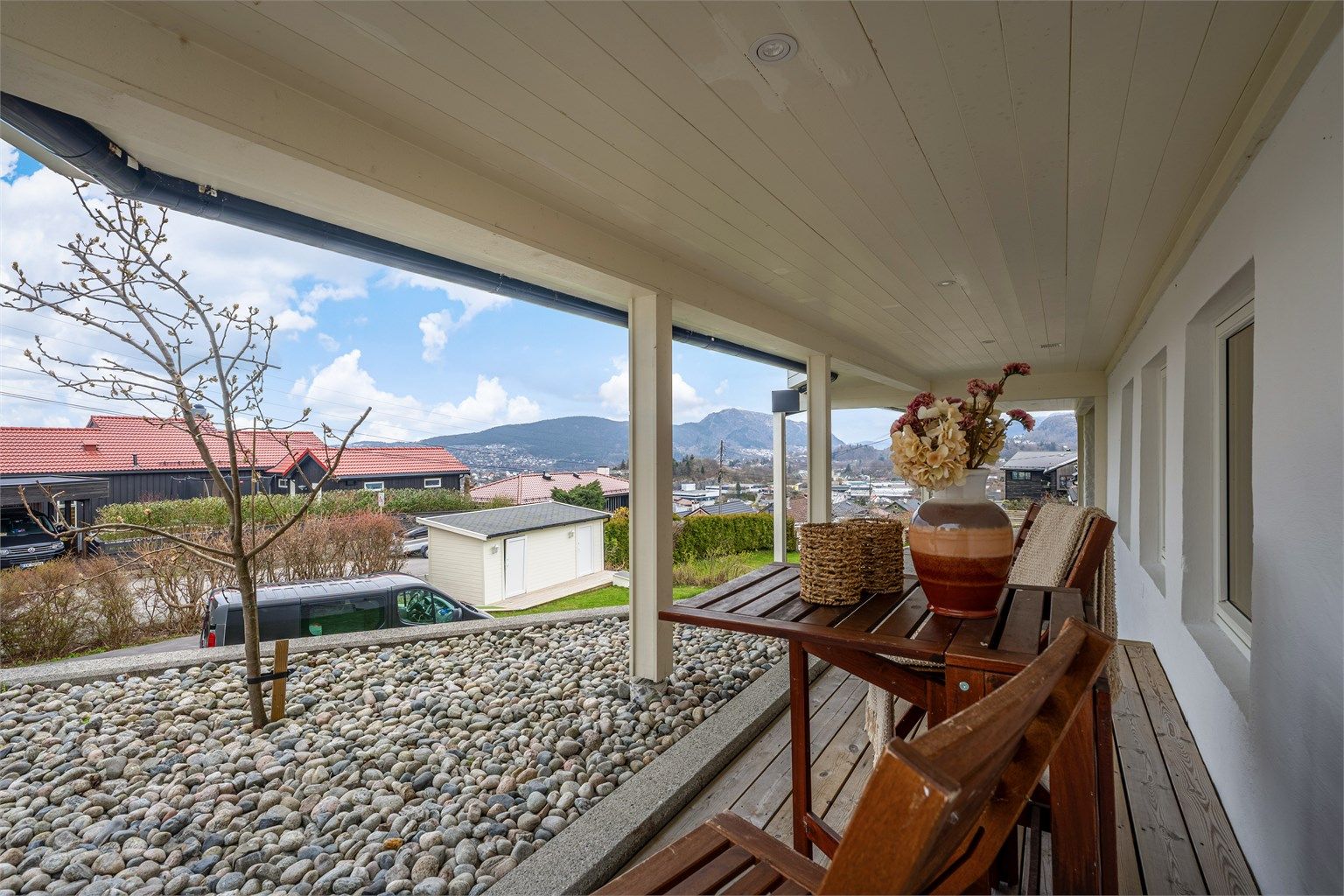 Koselig overbygget uteplass i front som disponeres av leietakere i underetasje